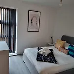 Luxe Two Bedroom Flat In Birmingham With Free Wifi