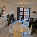 Luxe Two Bedroom Flat In Birmingham With Free Wifi