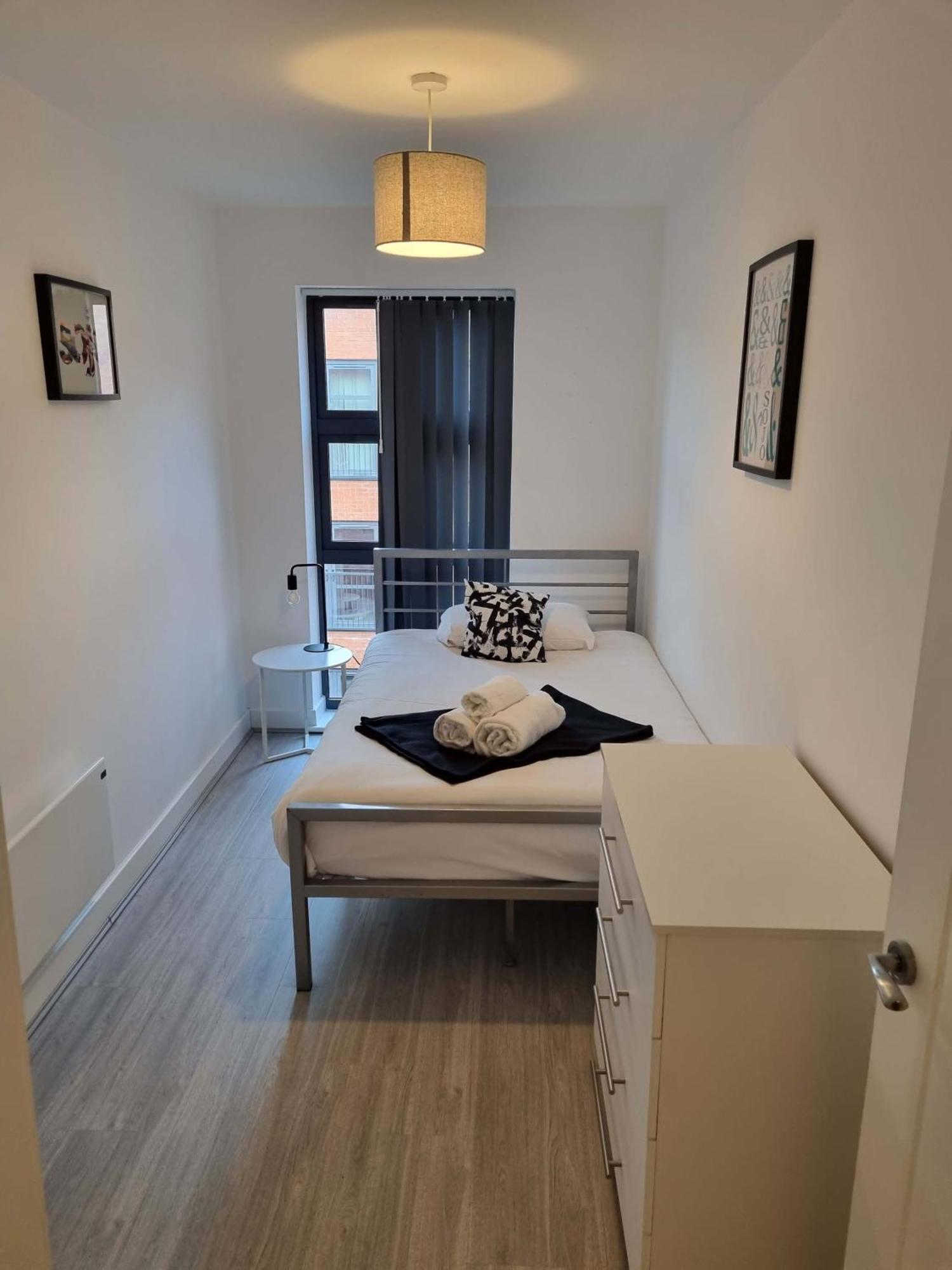 Luxe Two Bedroom Flat In With Free Wifi *