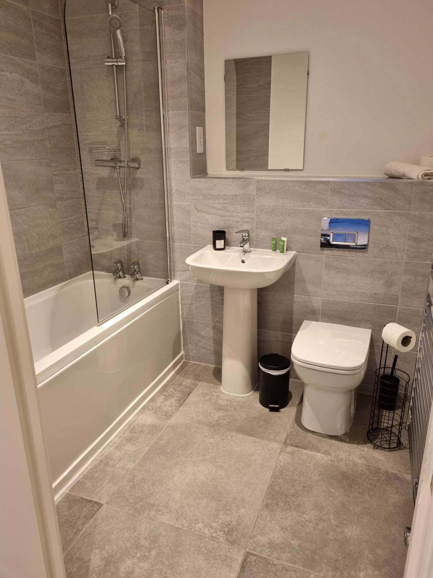 Luxe Two Bedroom Flat In With Free Wifi *